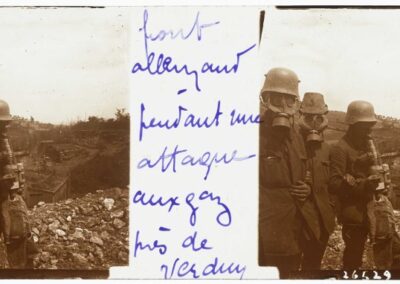 Zdjęcie przedstawiające front niemiecki podczas ataku gazowego pod Verdun, La Contemporaine Library