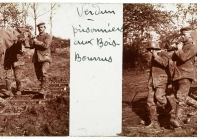 Zdjęcie przedstawiające jeńców transportujących rannego, Verdun 1916, La Contemporaine Library