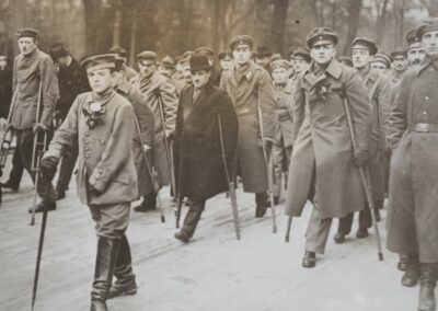 Fotografia rewolucja listopadowa w Berlinie, przemarsz kalekich żołnierzy niemieckich ulicami Berlina, 1918-1919, NARA