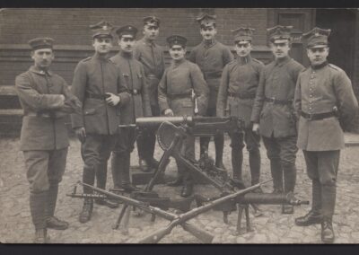 Fotografia personel biura werbunkowego 2. Pułku Strzelców Wielkopolskich pozuje do zdjęcia przy różnego typu karabinach maszynowych, 1919