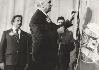 I sekretarz KC PZPR Edward Gierek dekoruje sztandar miasta Poznania orderem Krzyża Grunwaldu I klasy w czasie akademii z okazji 60. rocznicy powstania wielkopolskiego, 1978