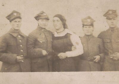 Fotografia mężczyzna przebrany za kobietę, kobiety w mundurach, 1919